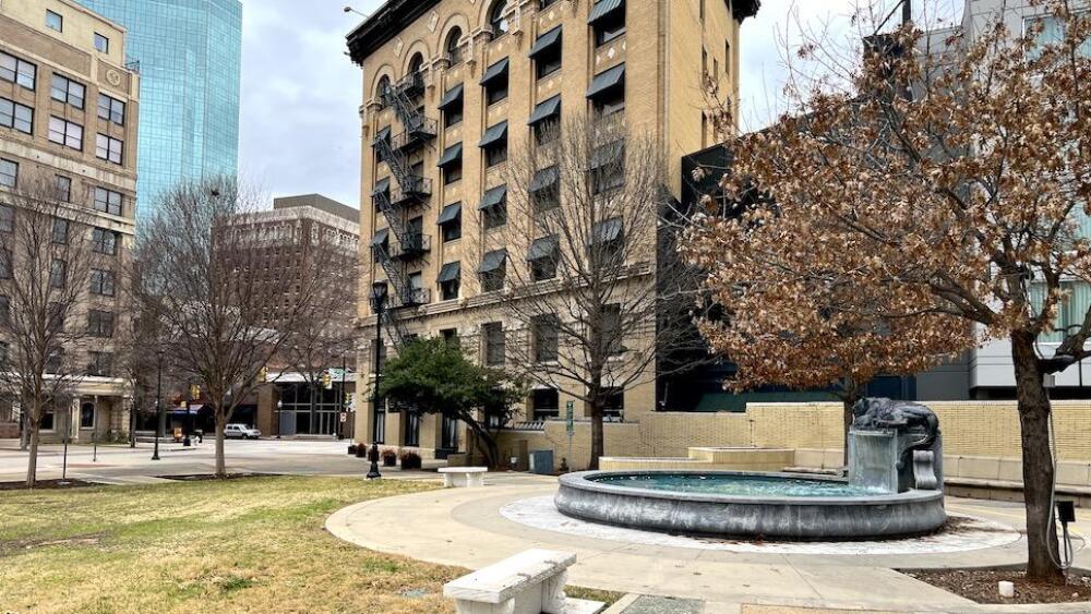 Photo of Hyde Park with trees and "Sleeping Panther" fountain.