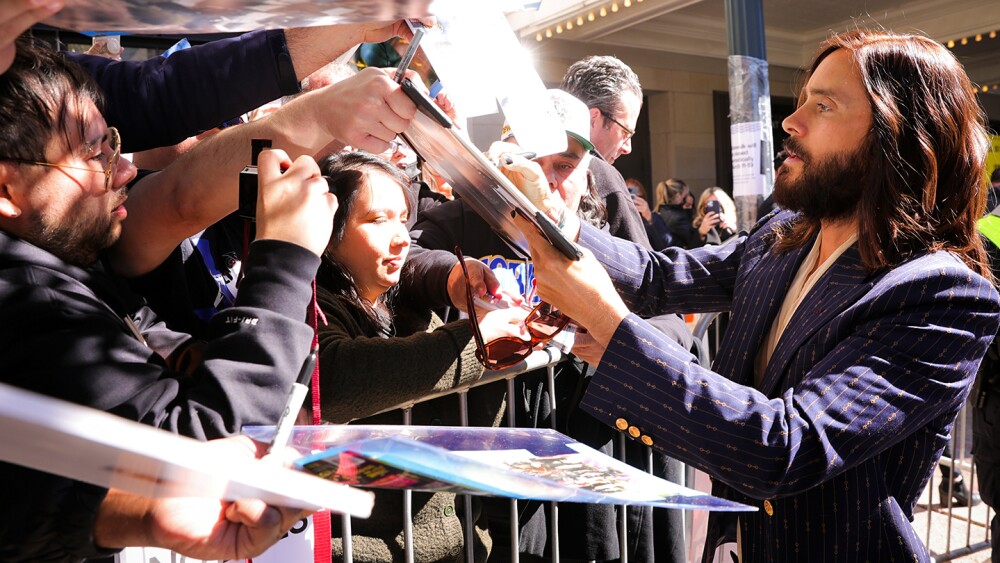 Melhor curadoria do SXSW 2023 2 Jared Leto assinando coisas para os fãs