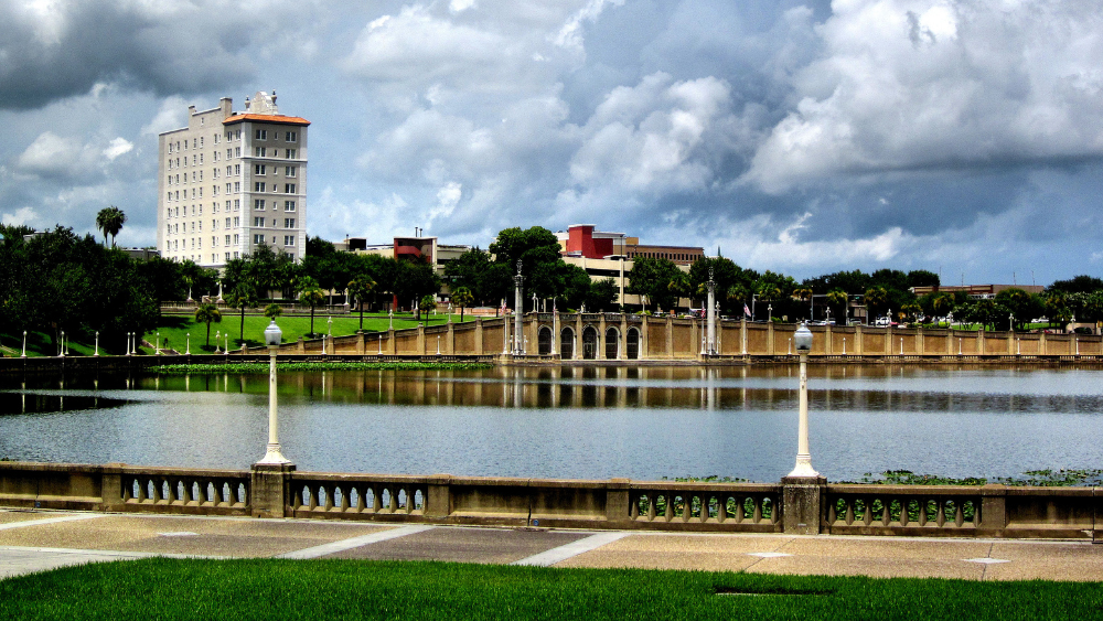 A photo of Lake Mirror and the loggia on a cloudy day