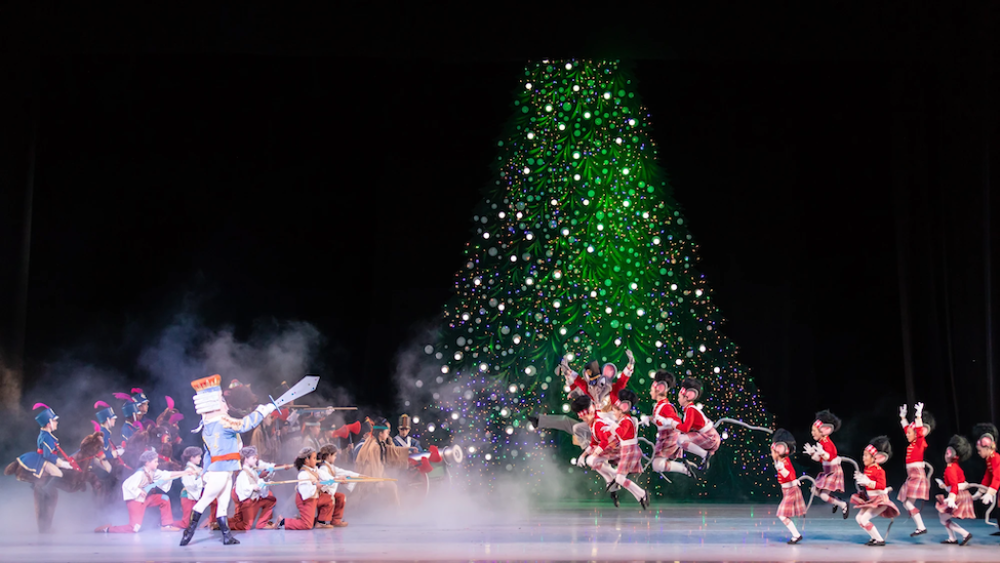 A group of mice run towards a group of others ready to fight them off on stage.
