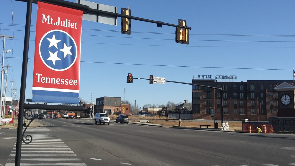 Traffic intersection with a "Mt. Juliet" banner
