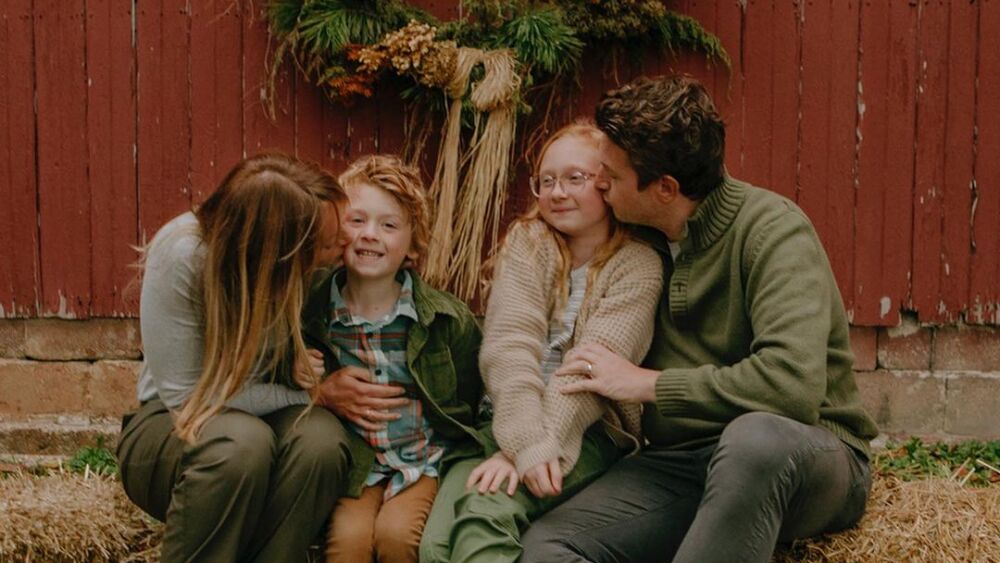 INDY_Family photo with wreath background_OCT2023