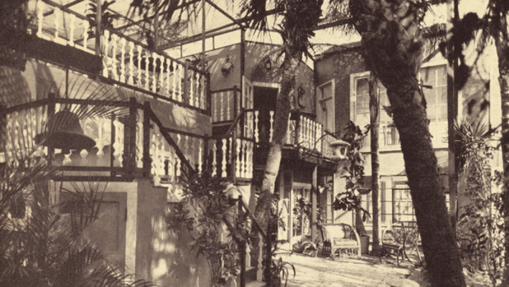 Chalet Suzanne's courtyard in 1931.