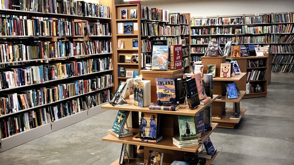 A room full of shelves and free-standing displays of books.