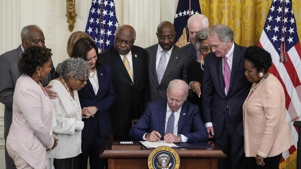 Photo of Joe Biden signing the Juneteenth bill.