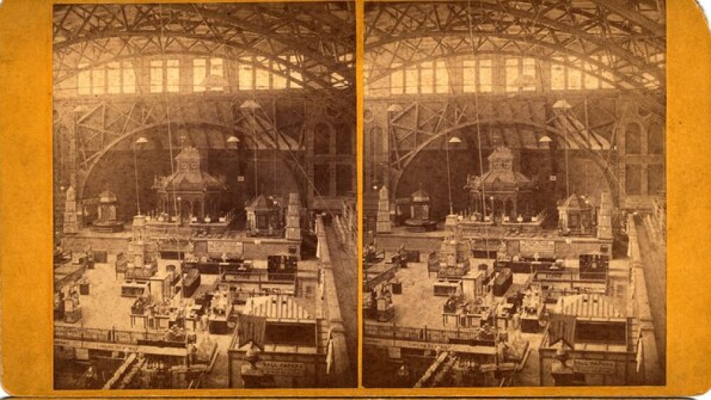 A stereoscopic image of a gallery hall filled with vendors