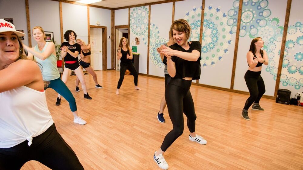 Individuals dancing in a hip hop dance fitness class. 